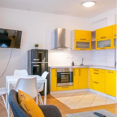 Yellow Apartment Ostrava Exterior photo